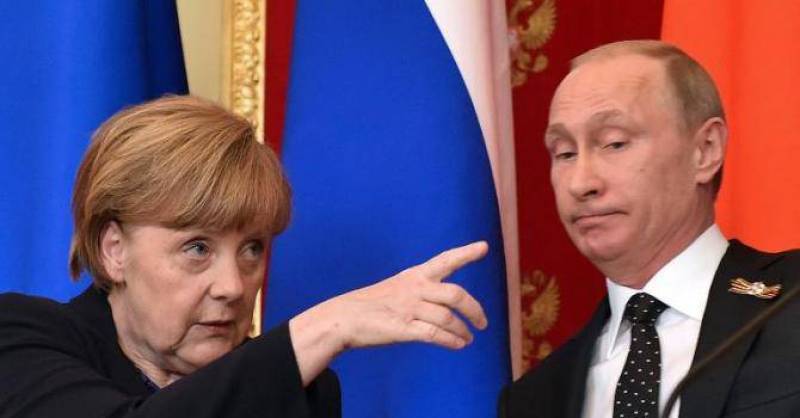 Rencontre tendue entre Poutine et Merkel à Sotchi en Russie