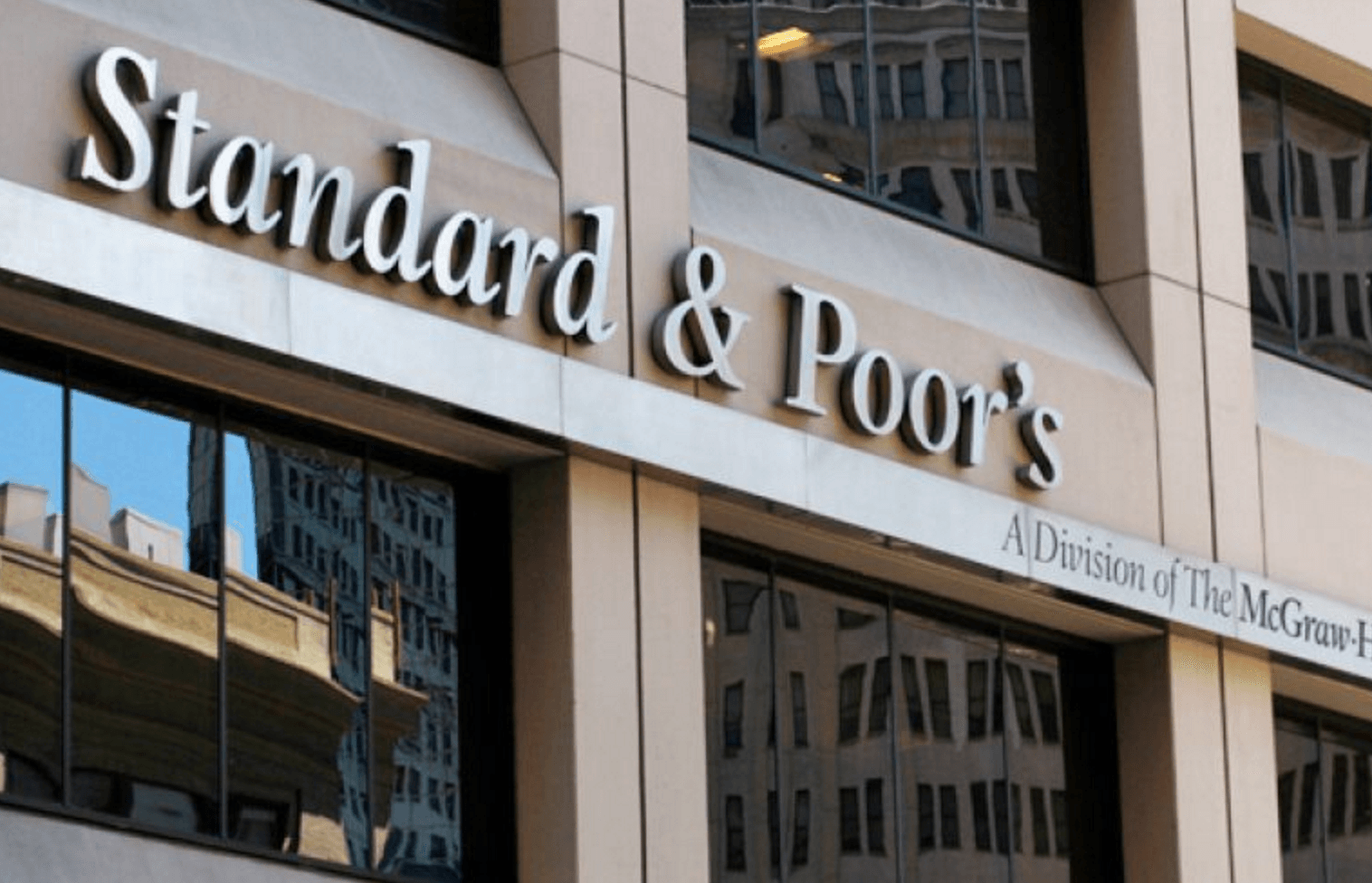Standard & Poor's relève la note de la Grèce de 