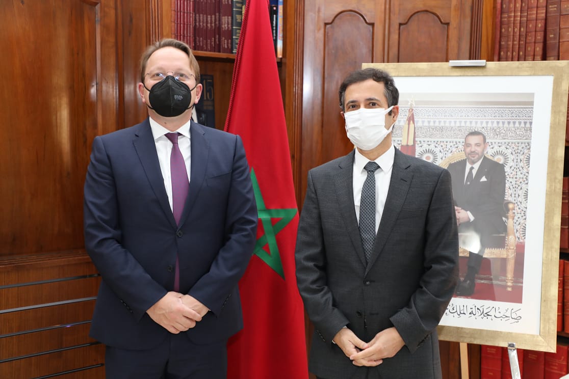 Le Fonds Mohammed VI pour l'Investissement au coeur d'une discussion entre Benchaaboun et le Commissaire européen chargé du Voisinage et de l’Elargissement