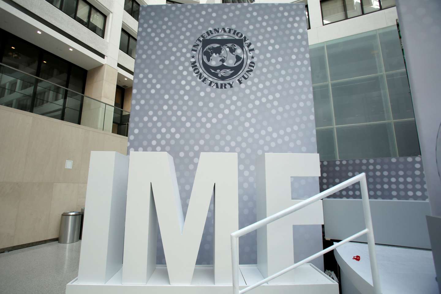 Croissance mondiale: le FMI abaisse ses prévisions, évoque une conjoncture “sombre et incertaine”