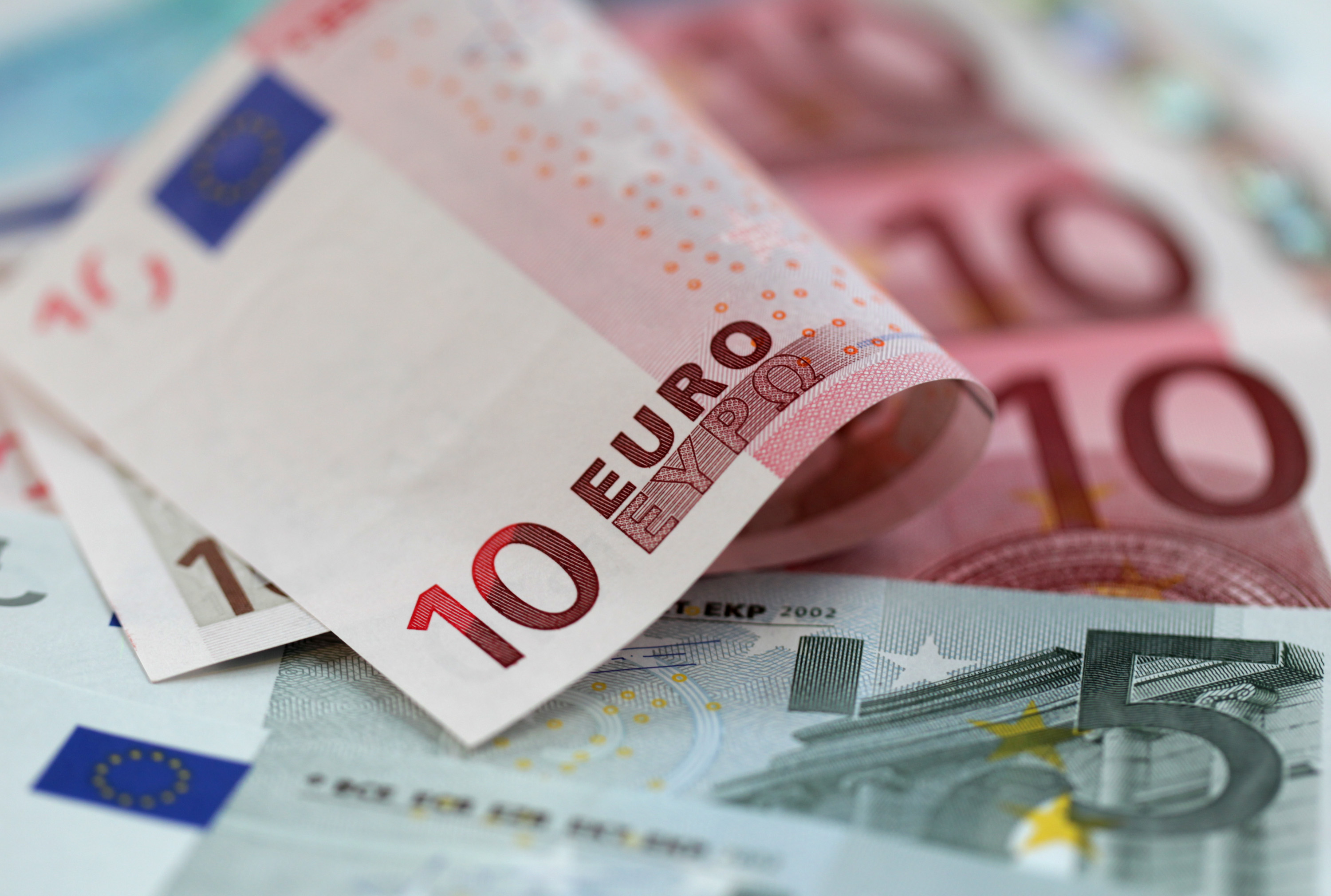 L'euro s'envole face au dollar, propulsé par la perspective de hausses de taux