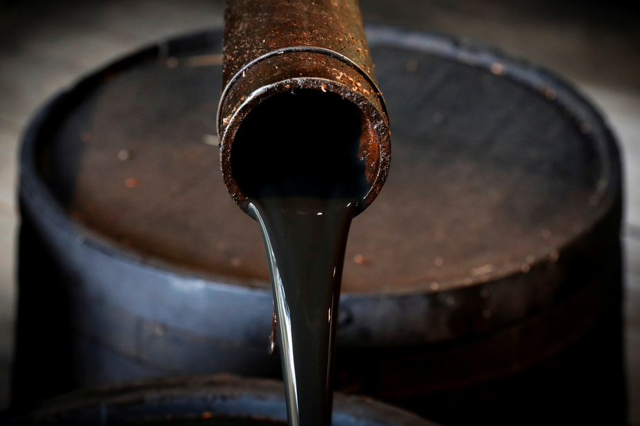 Les cours du pétrole frôlent leurs plus bas annuel