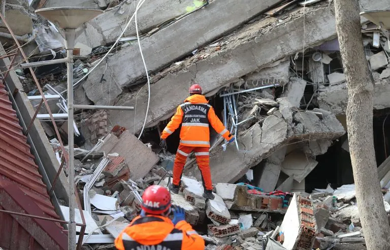 Plus de 21.700 morts dans le séisme en Turquie et Syrie, l'espoir s'amenuise